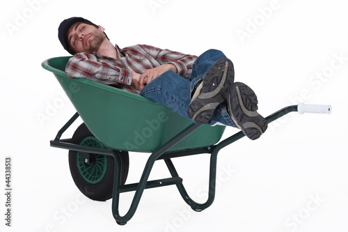 Foto: Worker taking a nap in wheelbarrow Worker taking a nap in wheelbarrow