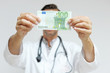 Arzt mit 100-Euro-Schein