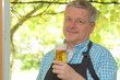 Foto: Mann geniest sein Bier - Enjoy a beer Mann geniest sein Bier - Enjoy a beer