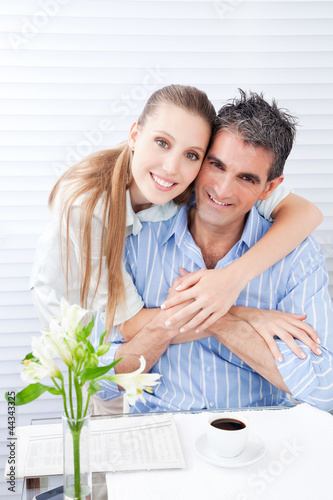 Foto: Happy Woman Embracing her Husband Happy Woman Embracing her Husband