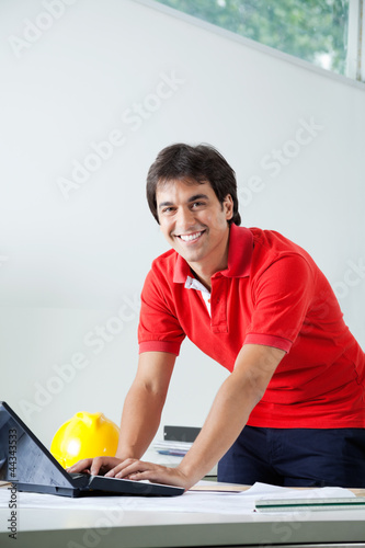 Foto: Male Architect Using Laptop Male Architect Using Laptop