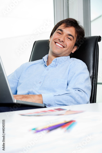 Foto: Interior Designer Using Laptop Interior Designer Using Laptop