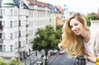 Frau genießt Stadtaussicht