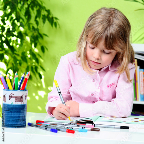 Photo: Schule - Kind beim malen - lernen Schule - Kind beim malen - lernen