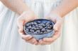 Foto: Mädchen hält eine Schale mit Blaubeeren Mädchen hält eine Schale mit Blaubeeren