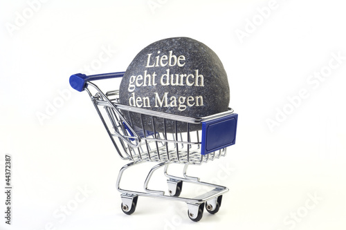 Photo: Einkaufswagen mit Stein Liebe geht durch den Magen Einkaufswagen mit Stein Liebe geht durch den Magen