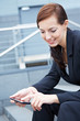 Frau auf Treppe mit Smartphone