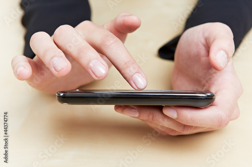 Photo: Finger berührt Smartphone Finger berührt Smartphone