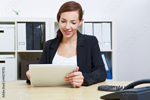 Photo: Geschäftsfrau im Büro mit Tablet Computer Geschäftsfrau im Büro mit Tablet Computer
