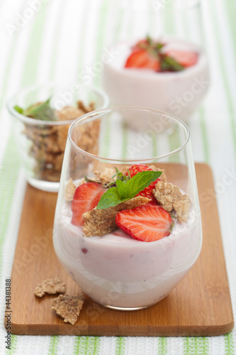 Foto: strawberry yogurt with cornflakes and mint strawberry yogurt with cornflakes and mint