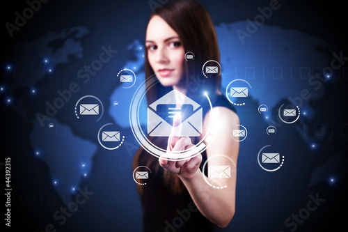 Photo: junge Frau drückt auf Mail-Button junge Frau drückt auf Mail-Button