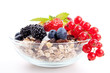 leckeres gesundes Frühstück mit cornflakes und früchten isoli