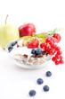 leckeres gesundes Frühstück mit cornflakes und früchten isoli