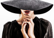 Foto: girl in black hat touching face and lips girl in black hat touching face and lips