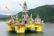 Foto: Ocean offshore oil rig drilling platform off near wooded shore Ocean offshore oil rig drilling platform off near wooded shore