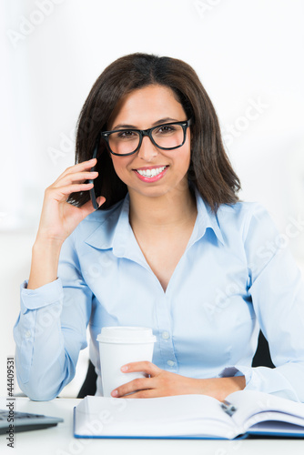 Foto: glückliche businessfrau telefoniert glückliche businessfrau telefoniert