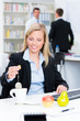 entspannte angestellte macht pause