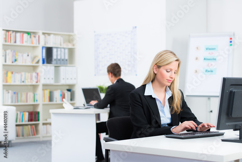 Photo: junge kollegen teilen sich ein büro junge kollegen teilen sich ein büro