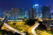 Foto: highway and traffic in city at night highway and traffic in city at night