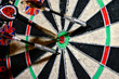 Dartpfeile auf Dartscheibe