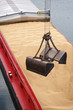 Entladen Sand von Binnenschiff mit Kran