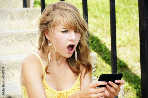 Foto: Shocked young blond reading text Shocked young blond reading text