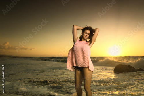 Photo: Ragazza solare in riva al mare Ragazza solare in riva al mare