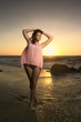 Ragazza solitaria  in riva al mare