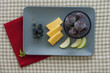 Foto: Cheese and fruit plate with red napkin Cheese and fruit plate with red napkin