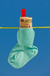Baby Socken auf Wäscheleine mit Yen Geldscheinen
