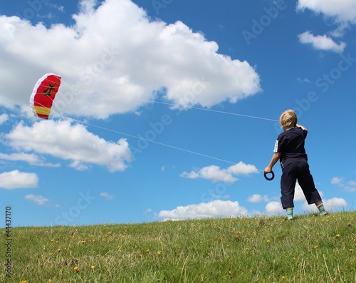 Photo: Kind lässt Kite starten Kind lässt Kite starten