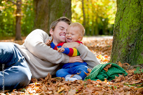 Photo: papa und sohn liegend papa und sohn liegend