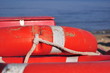 Photo: Dettaglio di un salvagente rosso sulla spiaggia Dettaglio di un salvagente rosso sulla spiaggia