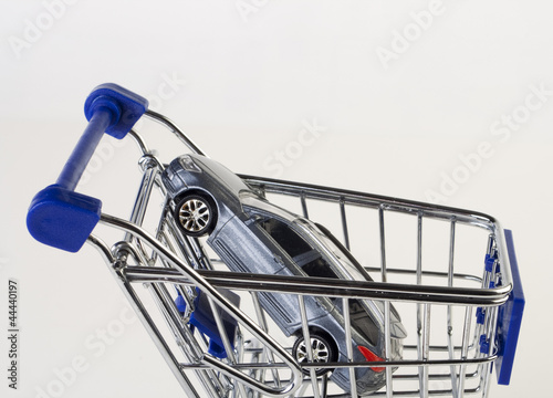 Photo: Auto im Einkaufswagen Auto im Einkaufswagen