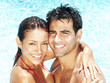 Pareja latina de vacaciones en una piscina.