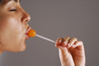Mujer comiendo chupete,caramelo,golosina.