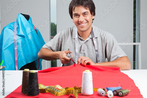 Foto: Dressmaker Cutting Fabric Dressmaker Cutting Fabric