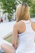 Junge Frau im Sommer