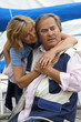 Foto: Älteres Paar vor einer Segelyacht Älteres Paar vor einer Segelyacht