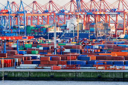 Photo: Containerterminal im Hamburger Hafen Containerterminal im Hamburger Hafen
