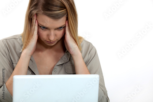 Foto: A student with a headache. A student with a headache.