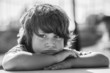 Photo: bambino annoiato e pensieroso bambino annoiato e pensieroso