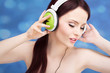 Foto: Portrait of a young woman listening to music with headphones Portrait of a young woman listening to music with headphones
