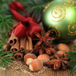 weihnachtliche Gewürze mit Nüssen