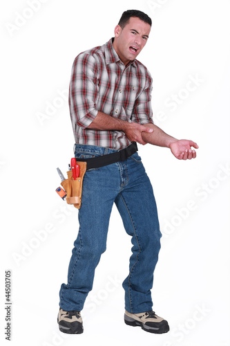 Photo: builder with pain in arm builder with pain in arm