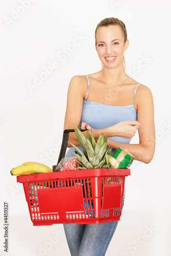 Photo: junge Frau mit Warenkorb junge Frau mit Warenkorb