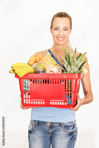 Photo: junge Frau mit Warenkorb junge Frau mit Warenkorb
