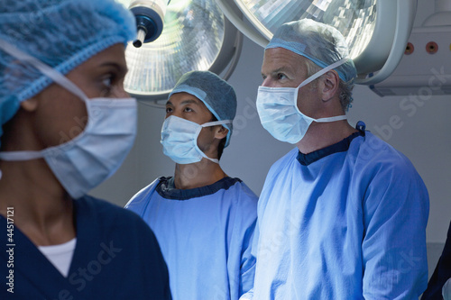 Photo: Surgeons working in operating room Surgeons working in operating room