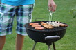 Mann grillt Bratwurst im Garten Nahaufn. Grill