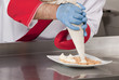 Foto: chef garnishing canapes chef garnishing canapes